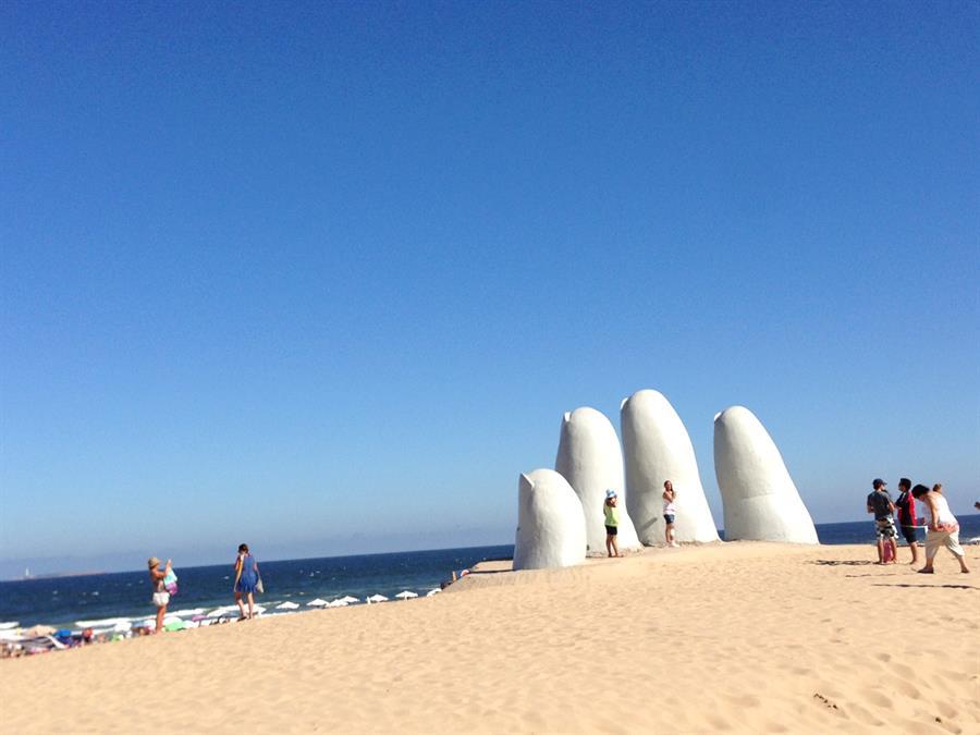 La mano - Brava Beach - Punta del Este, Uruguay
